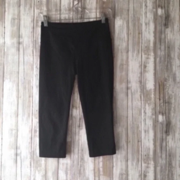 Victoria's Secret VSX Black Crop Leggings - Picture 3 of 7